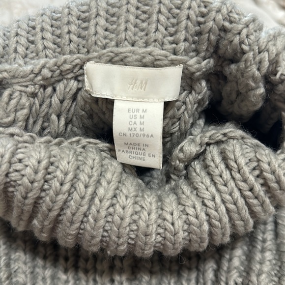 H&M Grey Knit Cropped Long Sleeve Turtleneck Sweater - Picture 8 of 9